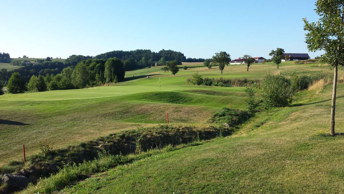 Weitläufige Golfanlage in ruhiger Landschaft