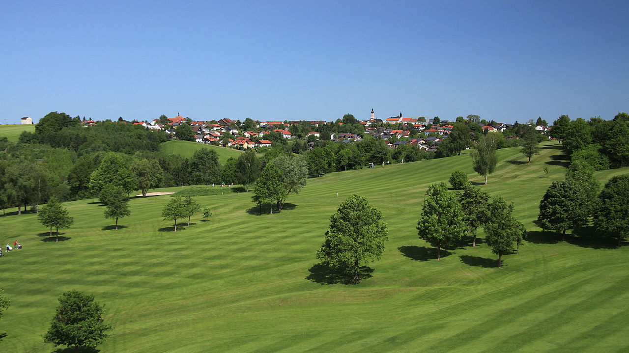 Golfplatz auf einem sonnigen Hochplateau