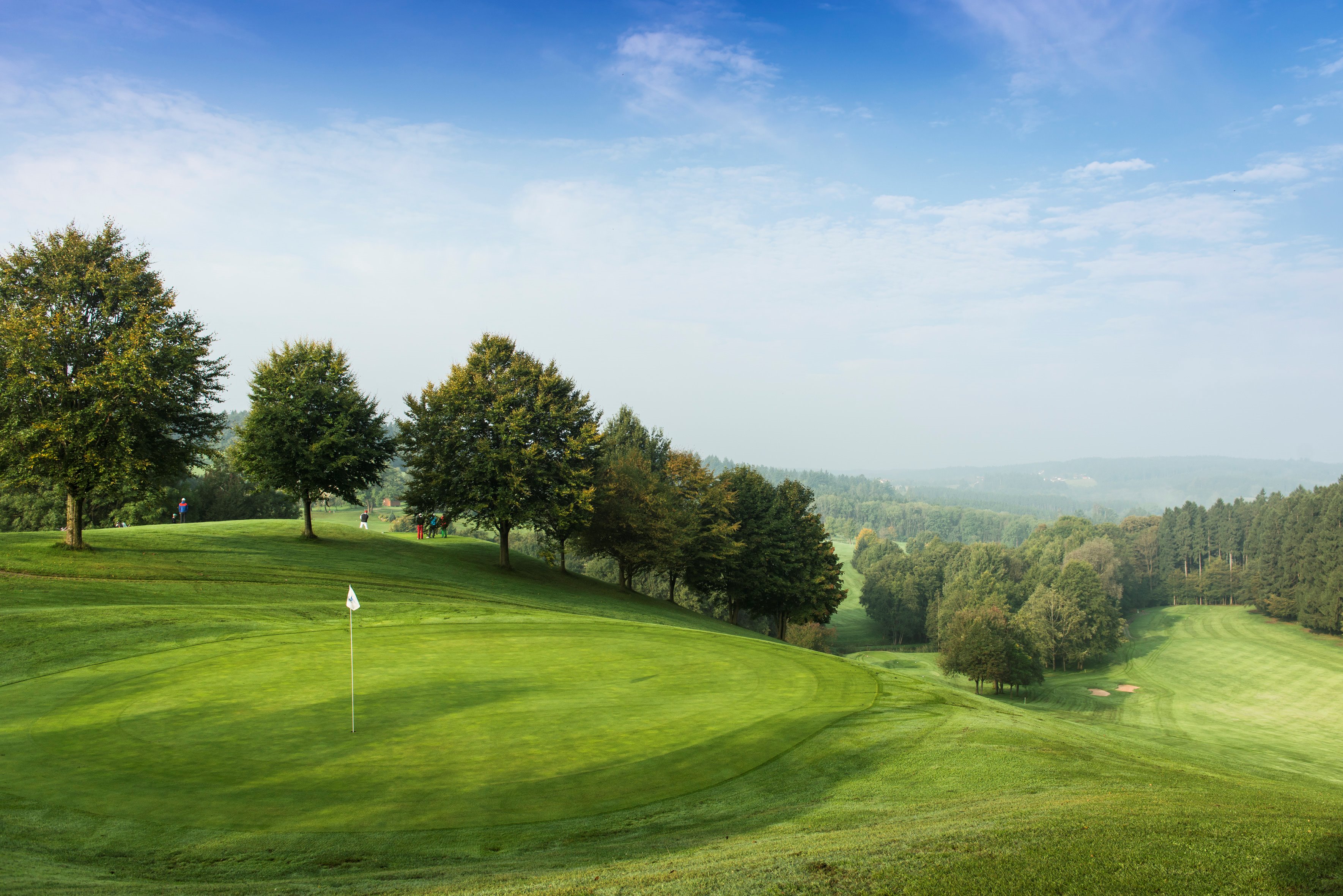 Golfplatz Lederbach mit Blick auf die Landschaft